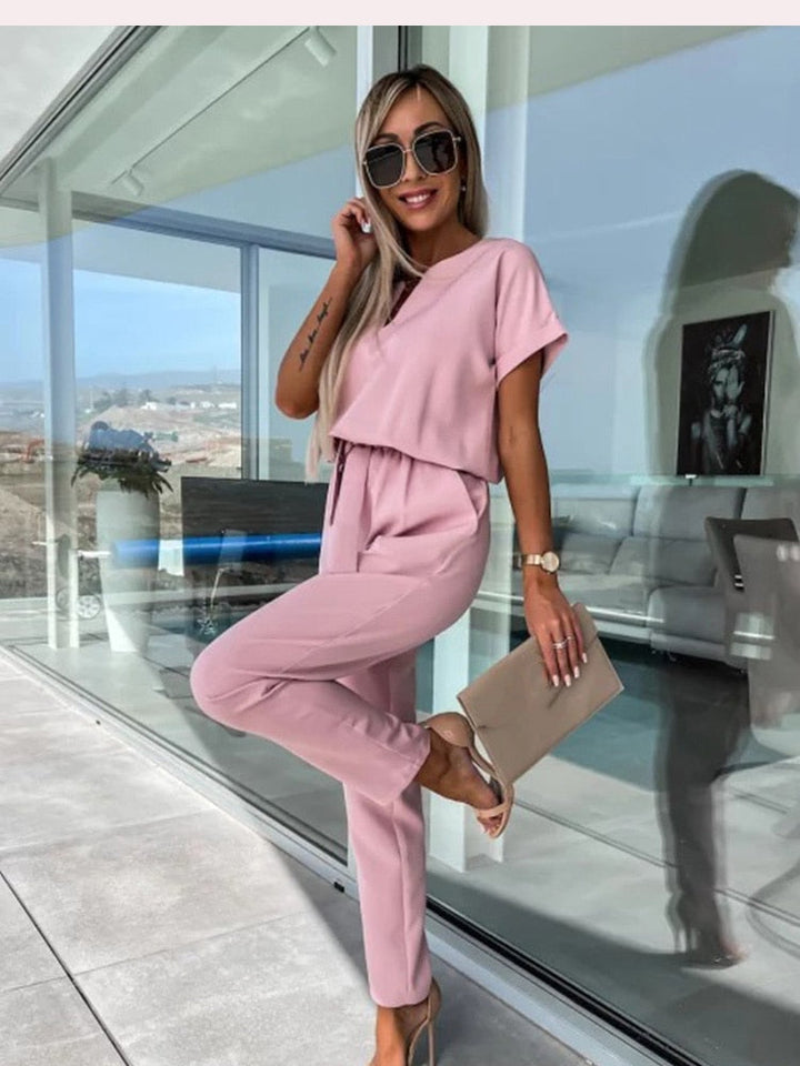 Moderner Damen Overall im Patty-Stil. Ein müheloser Frühlings-Look mit V-Ausschnitt und weiten Beinen.