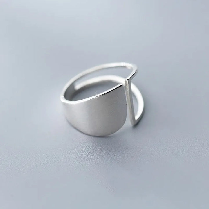 Edgy geometrischer Unisex Statement-Ring aus Silber, mit hohlem Design. Verstellbarer Punk Ring für modernen Look.