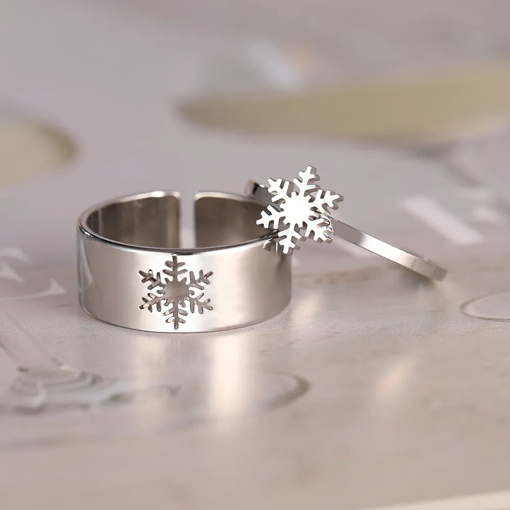 Verstellbarer Schneeflocken Paarring aus Silber, eleganter und festlicher Liebesschmuck für Wintertage.