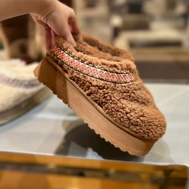 Elegante Damenhausschuhe mit weichem Futter & robuster Plateausohle. Stilvolle Winterpantoffeln für drinnen.