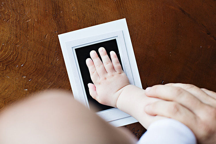 Wertvolles Baby Handabdruck-Set als bleibende Erinnerung an Neugeborenes; tolles Geschenk für Eltern.
