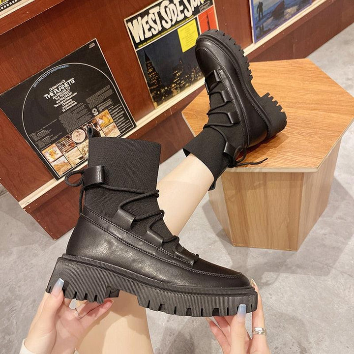Robuste, schwarze Damenstiefel im Combat-Stil. Perfekte Herbststiefel & Winterstiefel für stilvolle Frauen.