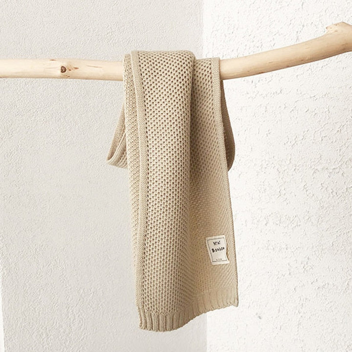 Warmer und modischer Halstuch Kinder Strickschal. Ein Must-have Kinder Accessoire für kühle Tage.