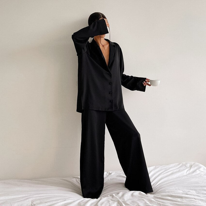 Gemütliches Damen Pyjama Set, weicher Schlafanzug für entspannte Nächte und erholsame Stunden als Hausanzug.