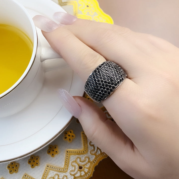 Glänzender schwarzer Ring im deutschen Stil, Unisex, mit detailreicher Pavé-Fassung auf silberfarbener Basis.