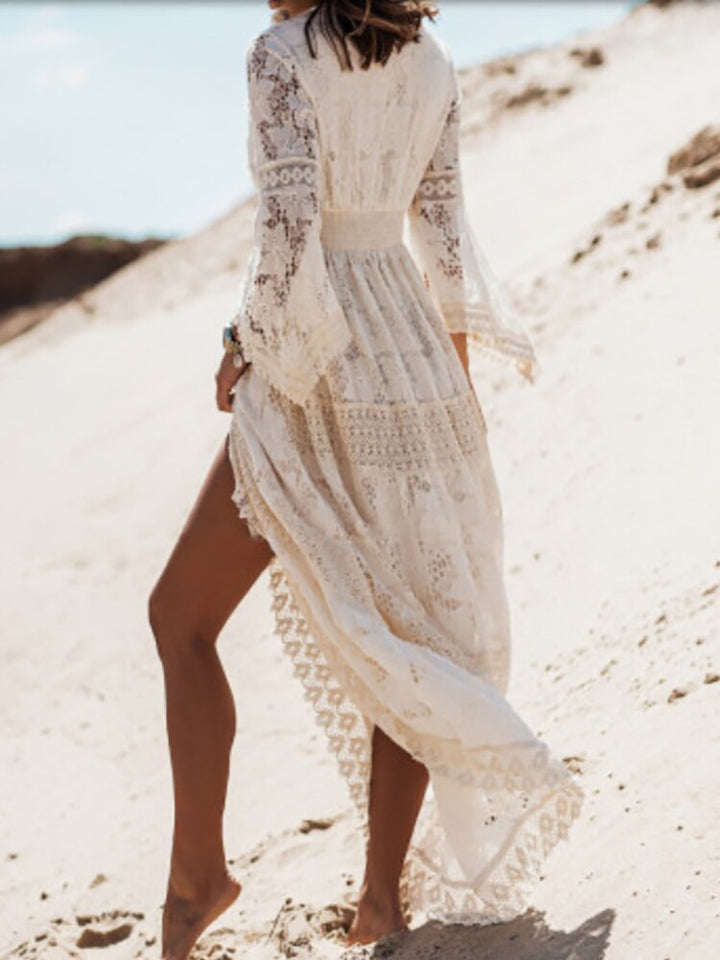 Langärmeliges weißes Sommerkleid für Damen, elegant und festlich, ein schönes Frauenkleid für besondere Tage.