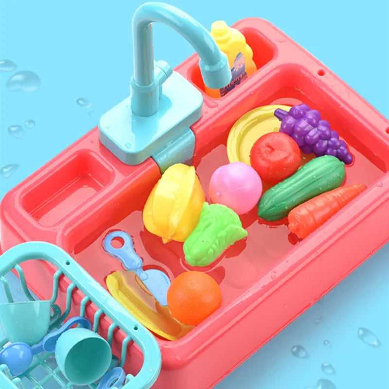 Kinderspielzeug Spüle mit Geschirr und Ablauf. Lernspielzeug für Rollenspiele im Kinderzimmer, mit Wasserfunktion.