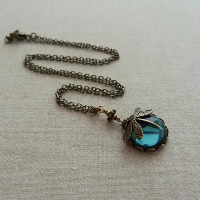 Zeitlos elegante Damen-Halskette mit Mondstein & Libelle. Perfektes Geschenk, einzigartiger Damenschmuck.
