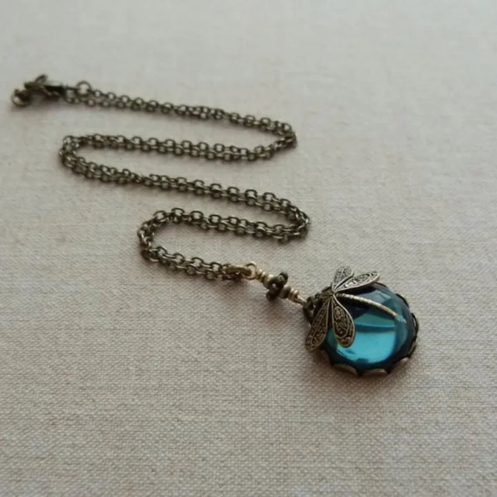 Zeitlos elegante Damen-Halskette mit Mondstein & Libelle. Perfektes Geschenk, einzigartiger Damenschmuck.