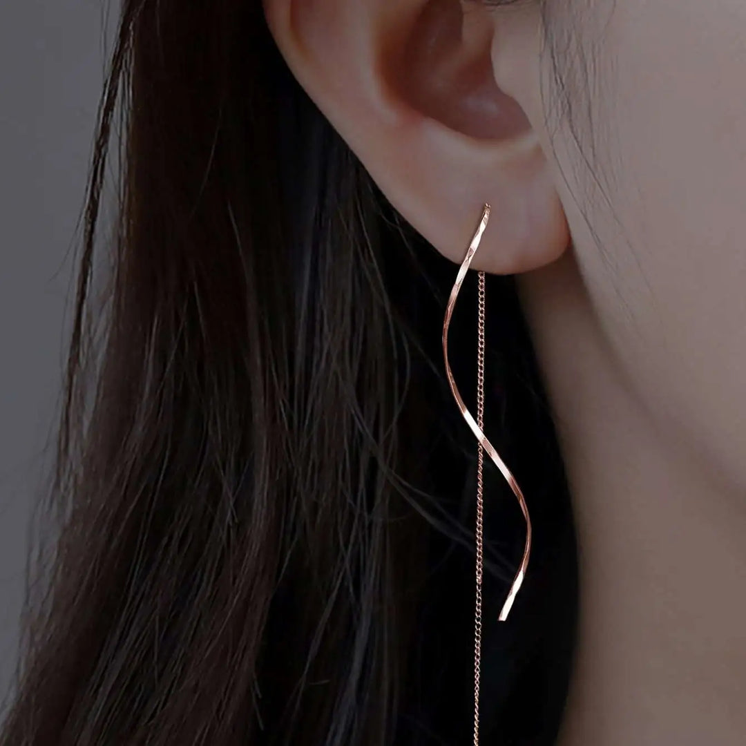 Wellenförmige Damen-Ohrringe mit eleganten Quasten, ideal als modisches Statement.