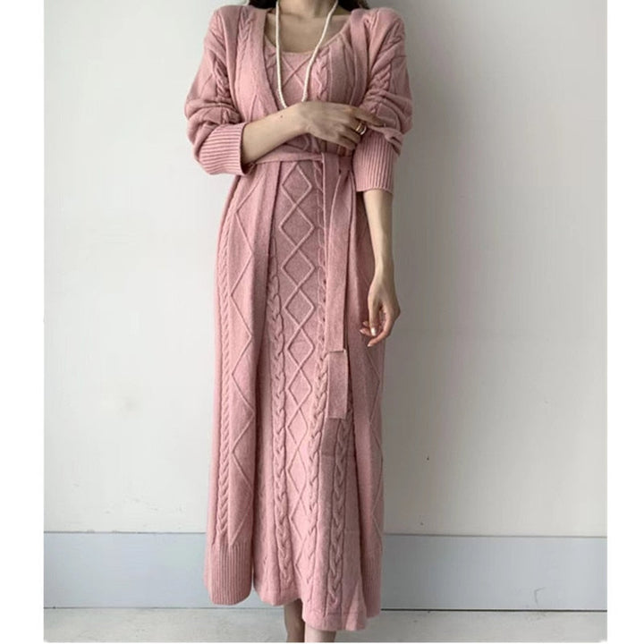 Warmer Damen 2-Teiler: Strickjacke und elegantes Kleid. Ideal für gemütliche und stilvolle Outfits.