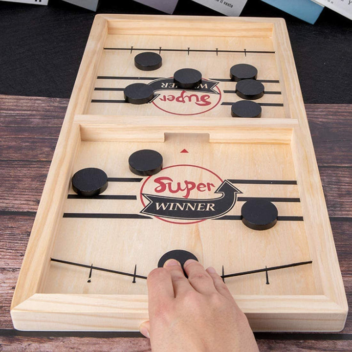 Das Sjoel-Spielbrett des vielseitigen 2-in-1 Holz-Familienspielsets, ein Klassiker für Kinder & Erwachsene.