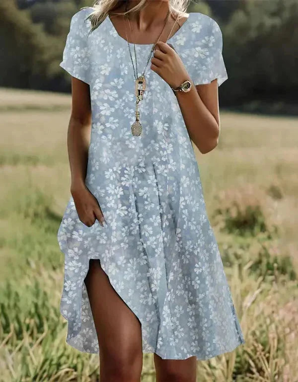 Rückansicht des bequemen Damen Midi-Kleides mit Blumenmuster. Ideal für Freizeit und Urlaub.
