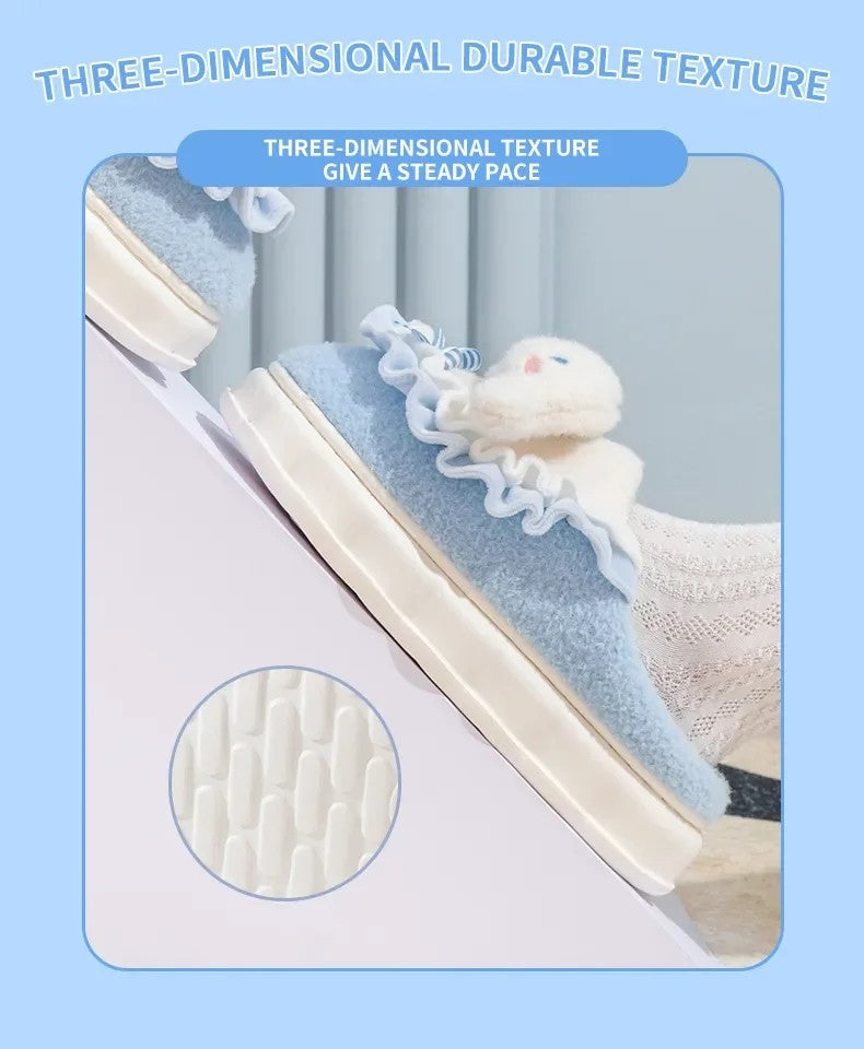 Süße Damen Kuschelhausschuhe, modernes Design. Warme Slipper für stilvolle Gemütlichkeit an kalten Wintertagen.