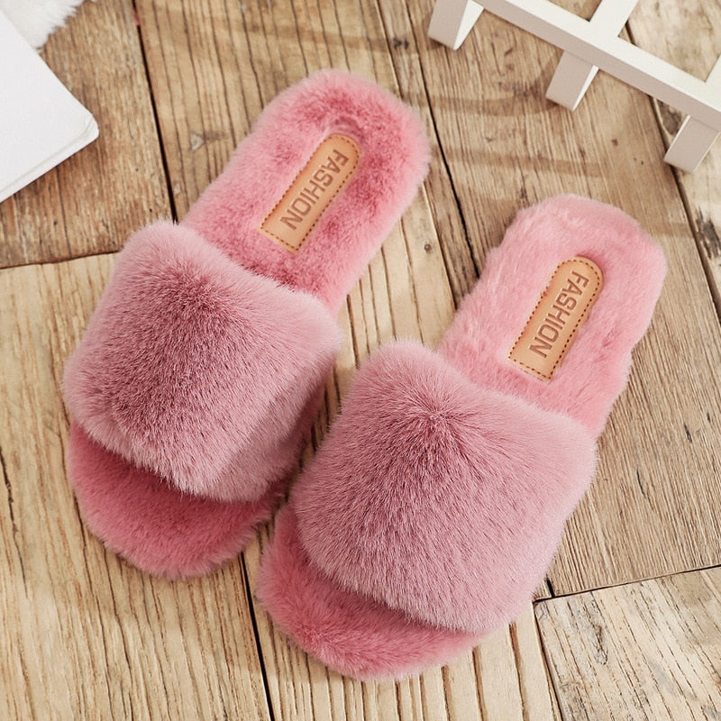 Kuschelige Damen Winter Pantoffeln aus Plüsch, warm und rutschfest für entspannte Gemütlichkeit daheim.