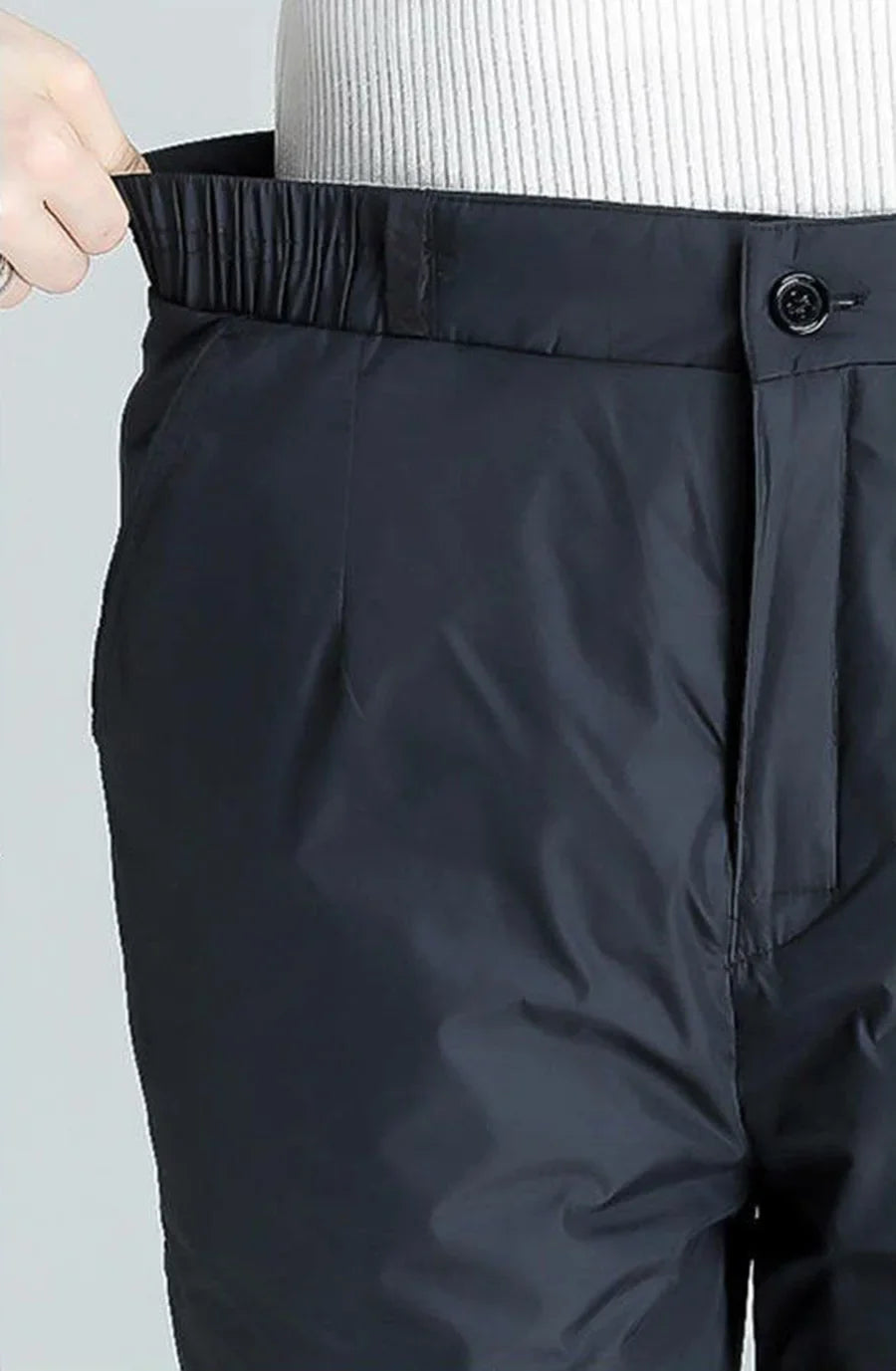 Detail der warmen Plussize Damenhose, gerader Schnitt, weicher Stoff für Winterkomfort.