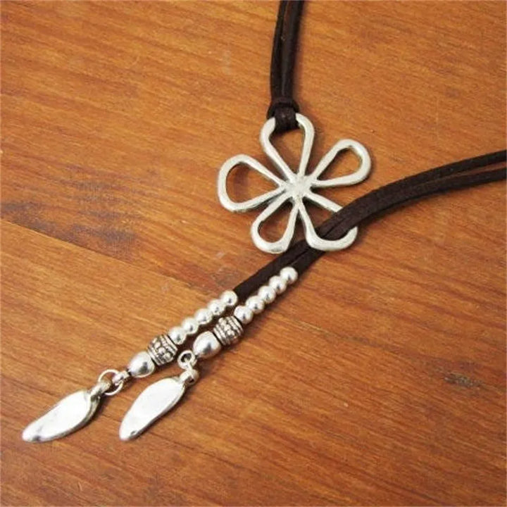 Elegante Damen-Blumenhalskette, ethnisch inspiriert, handgefertigt, mit Perlen und Lederdetails.