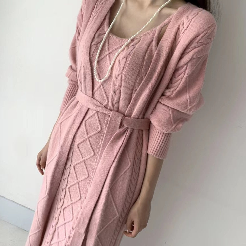 Herbstliches Damen-Outfit: Modernes Kleid und kuschelige Strickjacke. Perfekt für One Size Passform.