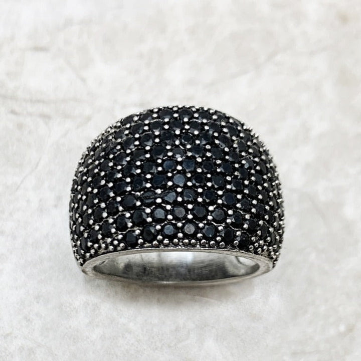 Unisex schwarzer Cocktail-Ring mit funkelndem Pavé und silberfarbener Fassung, eleganter Statement-Schmuck.