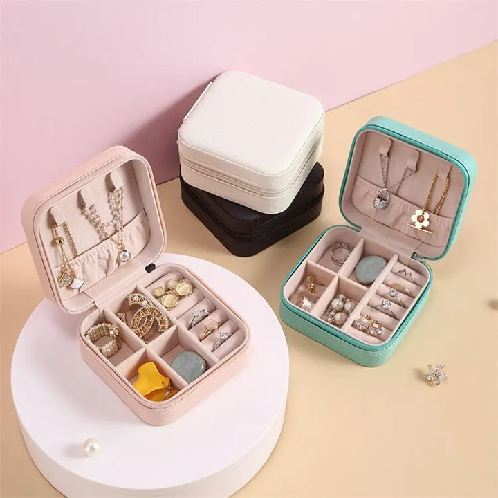 Klassische quadratische Schmuckbox aus hochwertigem Leder, ein zeitloses Accessoire für Damen.