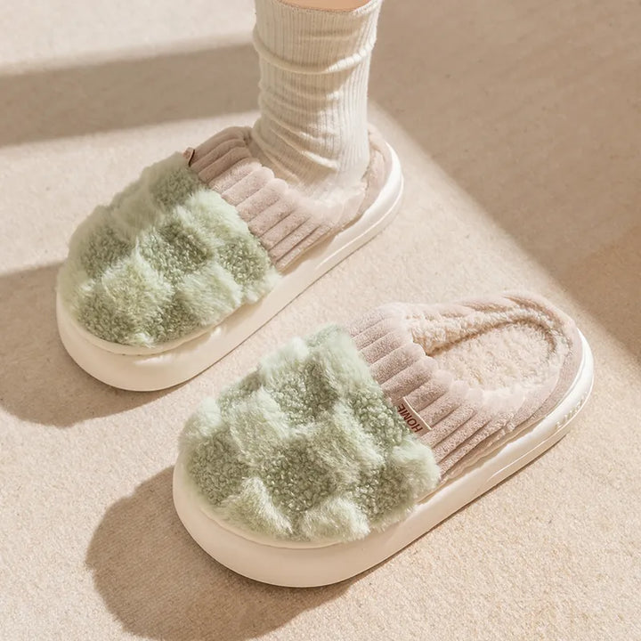 Warme Kuschelhausschuhe für Damen, weich gefüttert und mit sicherer Anti-Rutsch-Sohle.