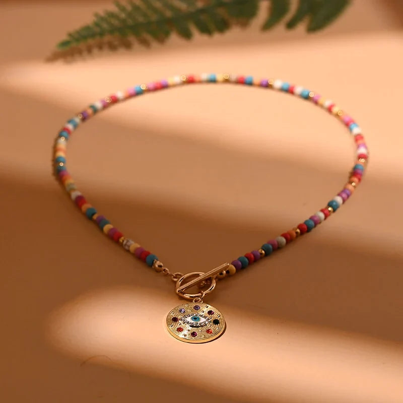 Modische Damen Halskette: Runder Evil Eye Perlen-Choker im Boho-Stil. Perfektes Geschenk.