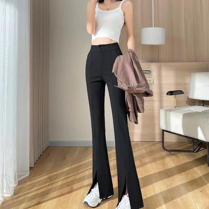 Stylische Plus Size Schlaghose für Damen, schwarz, hoher Bund, mit subtilem Schlitz.
