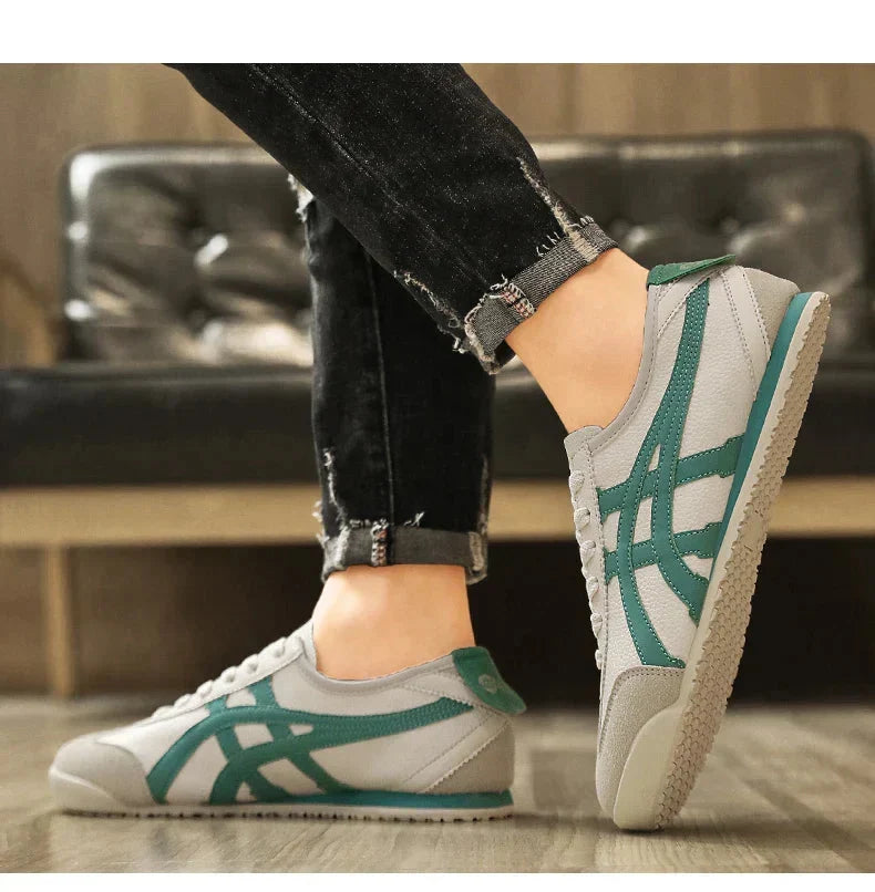 Modell trägt stilvolle geometrische Sommerschuhe, die Komfort und Trend für Damen & Herren bieten.