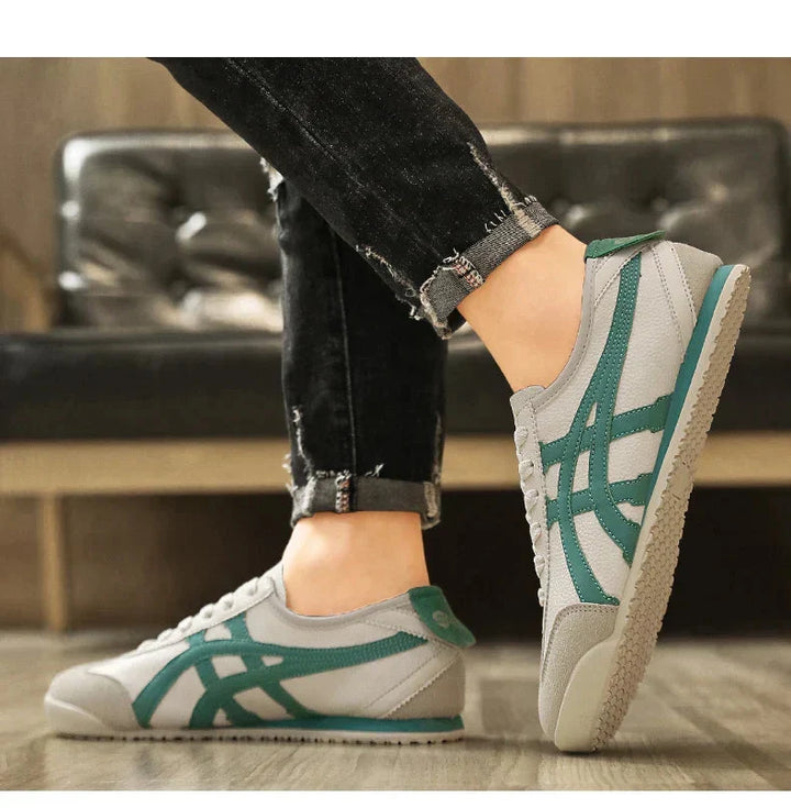 Modell trägt stilvolle geometrische Sommerschuhe, die Komfort und Trend für Damen & Herren bieten.