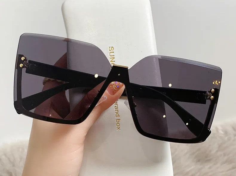 Modische Unisex Sonnenbrille im Halbrahmen-Design. Quadratische Gläser für trendigen Sommer-Look & optimalen UV-Schutz.