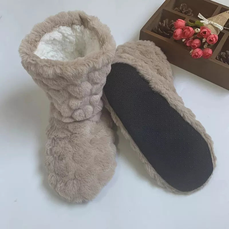 Rutschfeste Damen Winterhausschuhe mit robuster Sohle für sicheren Halt und warme Füße im Haus. Kuschelpantoffeln.