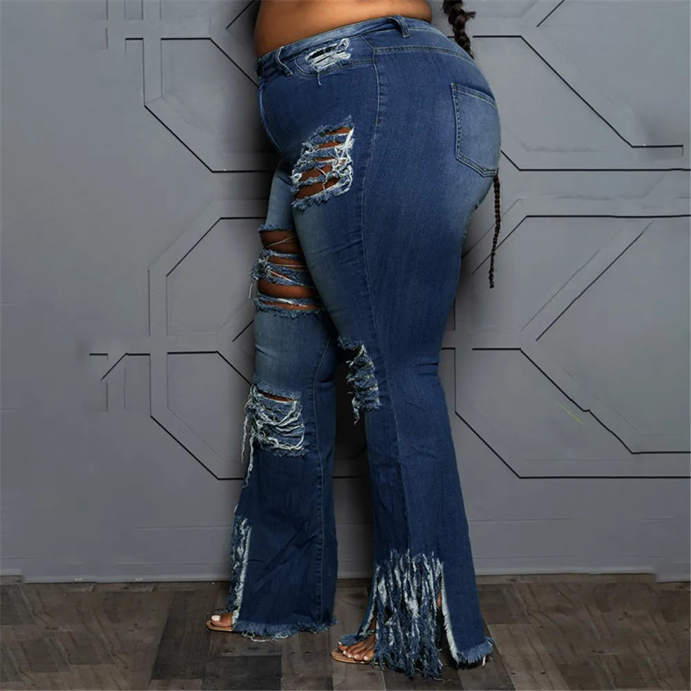 Plus-Size Damen Stretch Schlagjeans, figurschmeichelnd, mit zerrissenen Elementen.