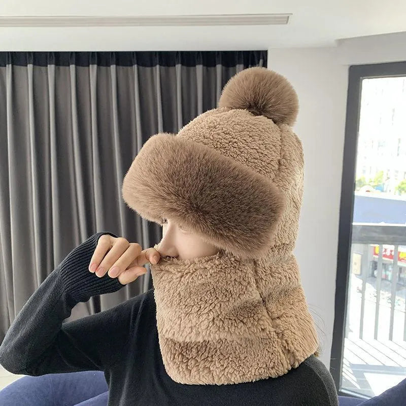 Detailansicht der kuscheligen Wintermütze im Ushanka-Stil, perfekt für kalte Tage und modische Auftritte.