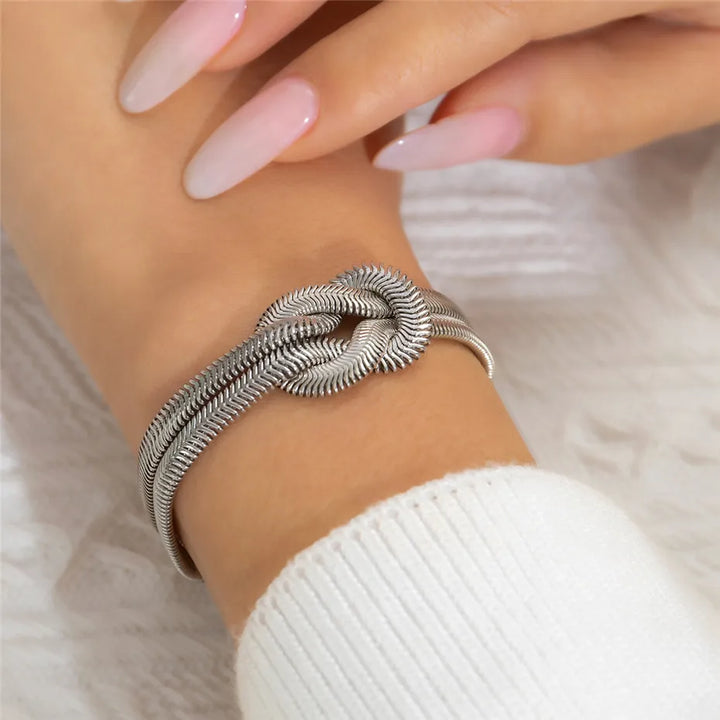 Geknotetes Schlangenkettenarmband für Damen, hochwertiger Gold- & Silberschmuck, modisches Accessoire.