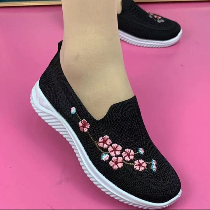 Vorderansicht klassischer Damen Loafers. Bequeme orthopädische Slip-ons für Frauen bieten Stil & Komfort im Alltag.
