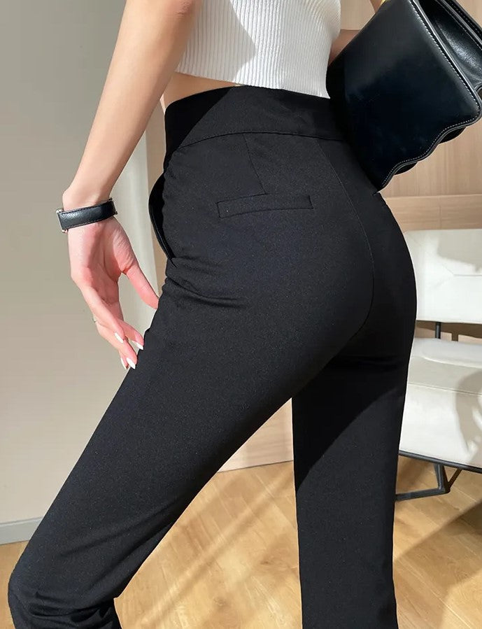 Schicke Damenhose in Schwarz, Übergröße, mit Schlag und detailreichem Beinschlitz, elegant.