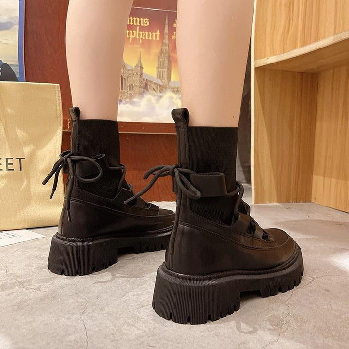 Elegante schwarze Damenstiefel im Kampfstiefel-Design. Modische Herbststiefel & Winterstiefel für Frauen.