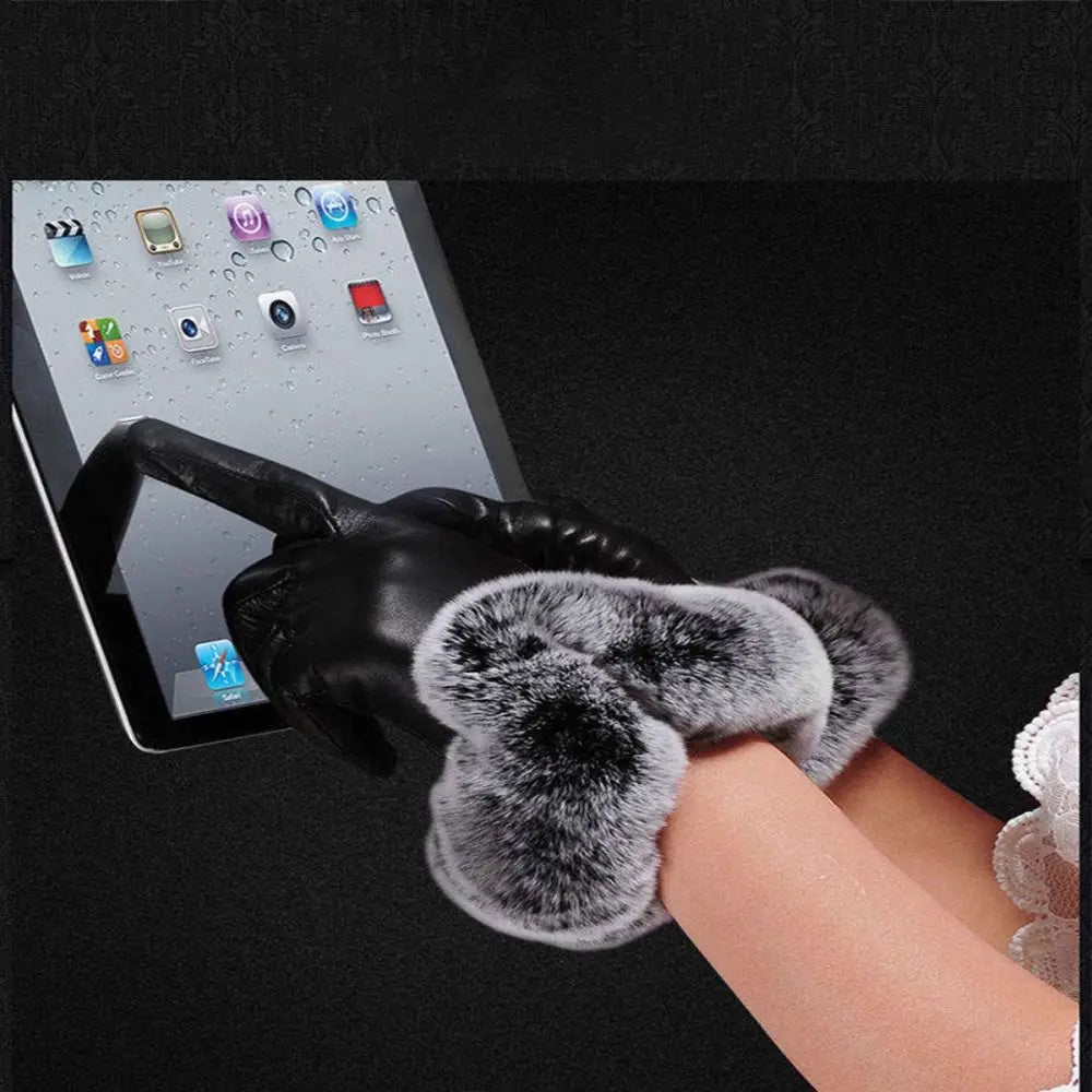 Nahaufnahme von warmen, kuscheligen Damen Winterhandschuhen. Perfekter Kälteschutz.