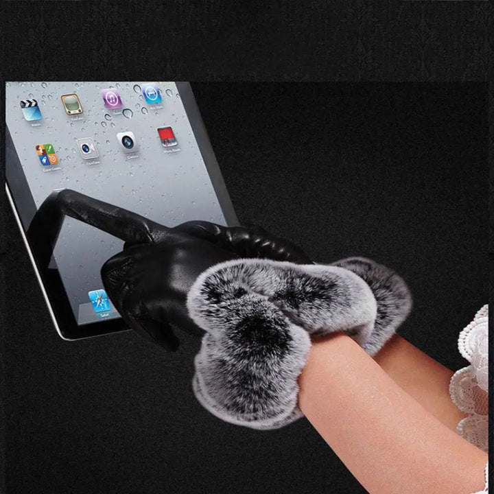 Nahaufnahme von warmen, kuscheligen Damen Winterhandschuhen. Perfekter Kälteschutz.