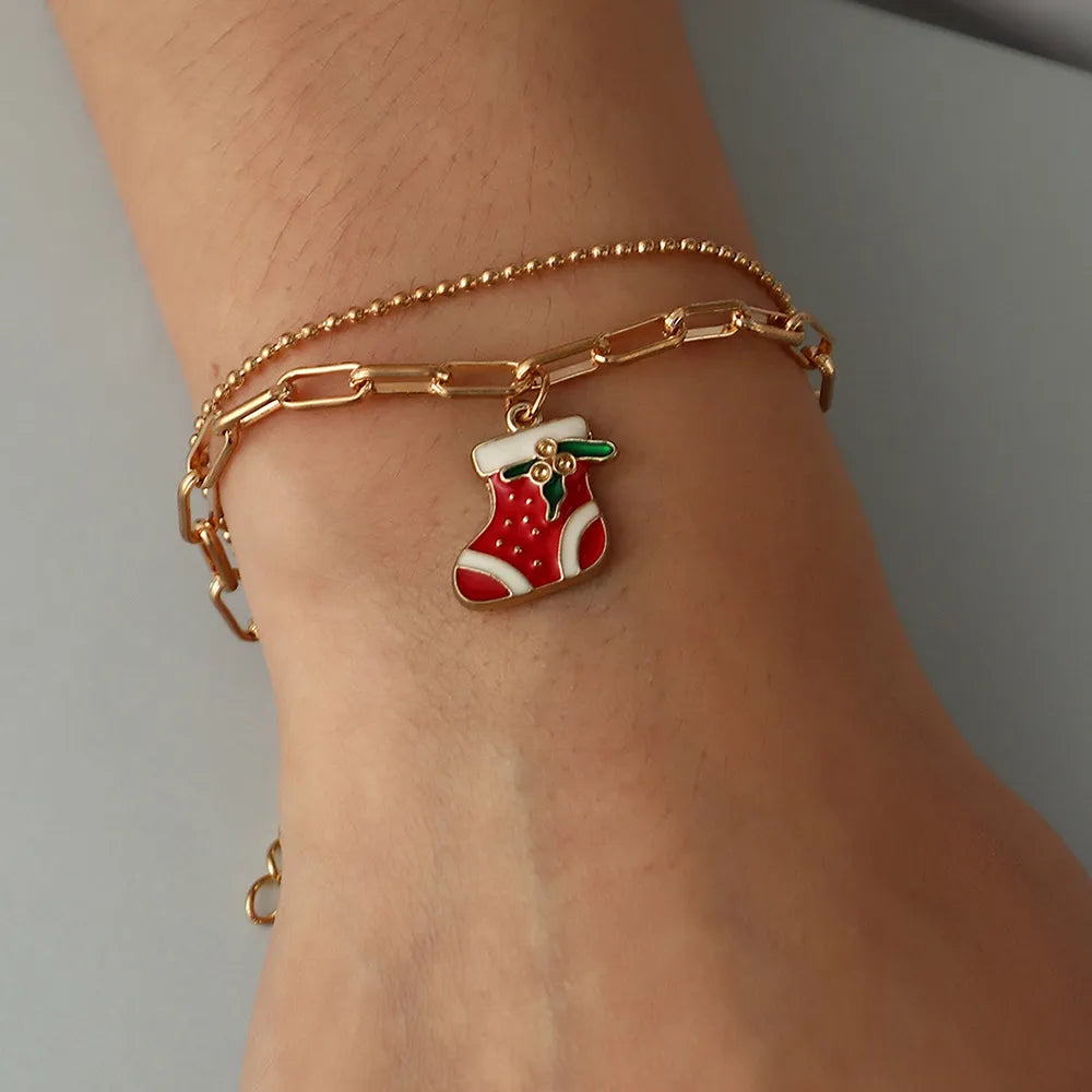 Nahaufnahme vom Damen Charme Armband: funkelnde Schneeflocke & fröhlicher Schneemann als Anhänger.