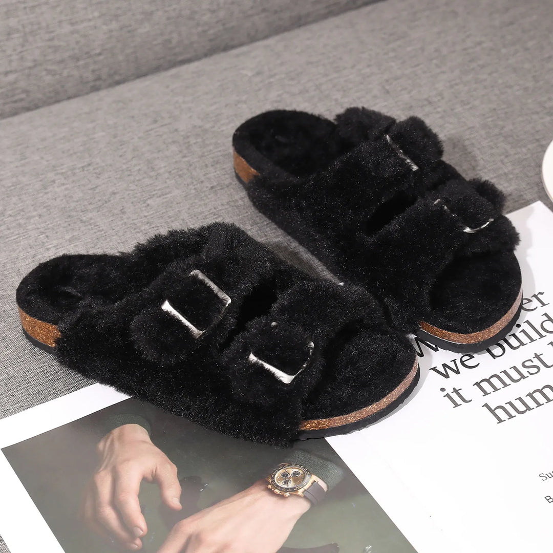 Seitliche Ansicht warmer Damen Hausschuhe, ideal für Herbst & Winter, mit bequemer Sohle.