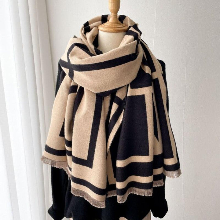 Moderner Damenschal, weich und wärmend, ideal für Wintermode & elegante Outfits.