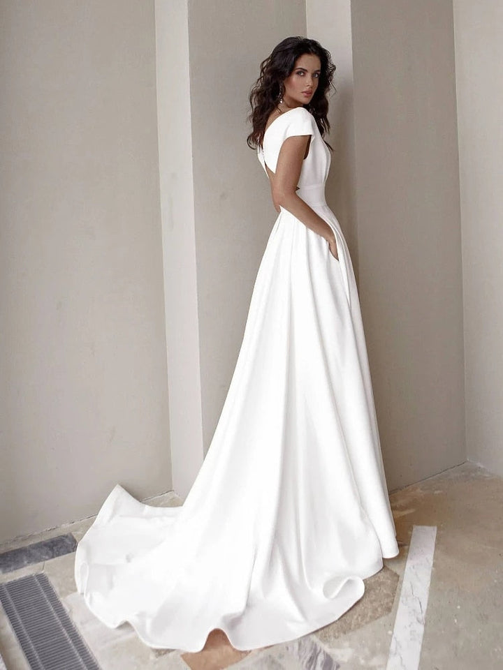 Figurschmeichelndes Sommerkleid für Damen, ideal als vielseitiges Alltagskleid oder elegantes Partykleid für Frauen.