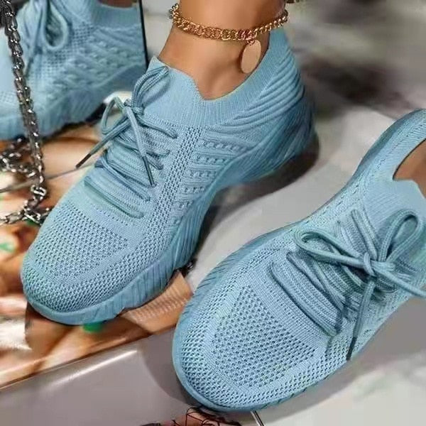Stylische Damen Plateau Sneaker, Seitenansicht. Leichte, atmungsaktive Alltagsschuhe mit vulkanisierter Sohle für Casual-Look.