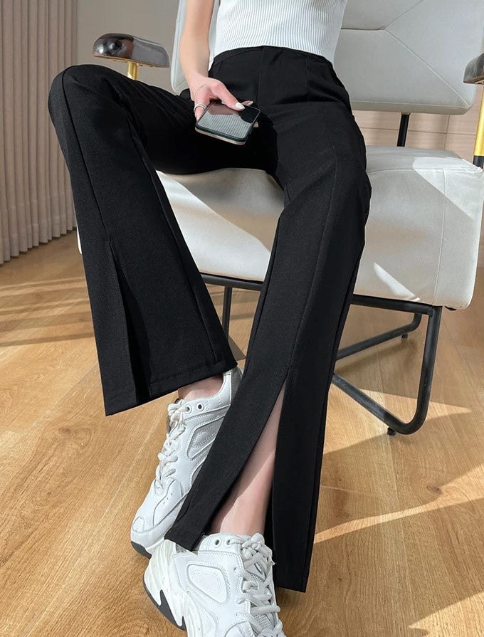 Trendige schwarze Damenhose in Übergröße, Schlaghose mit Beinschlitz, für elegante Anlässe.