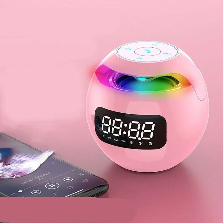 Modernes Nachtlicht mit digitalem Wecker und Bluetooth Lautsprecher, sanftes Stimmungslicht für Schlafzimmer.