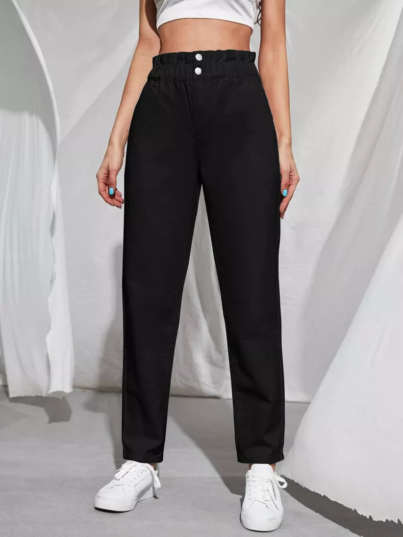 Bequeme Plus Size Damenjeans, hellblau, High-Waist, Stretch, im lässigen Mom Stil.
