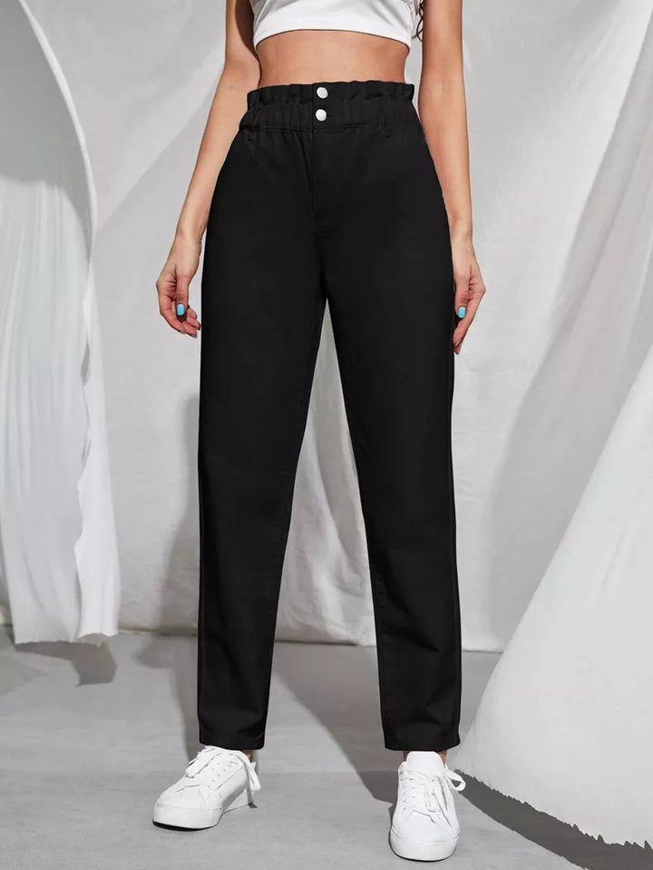 Bequeme Plus Size Damenjeans, hellblau, High-Waist, Stretch, im lässigen Mom Stil.