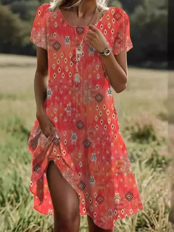 Detailansicht des Blumenmusters auf dem bequemen Damen Midi-Kleid, perfekt als Sommerkleid.