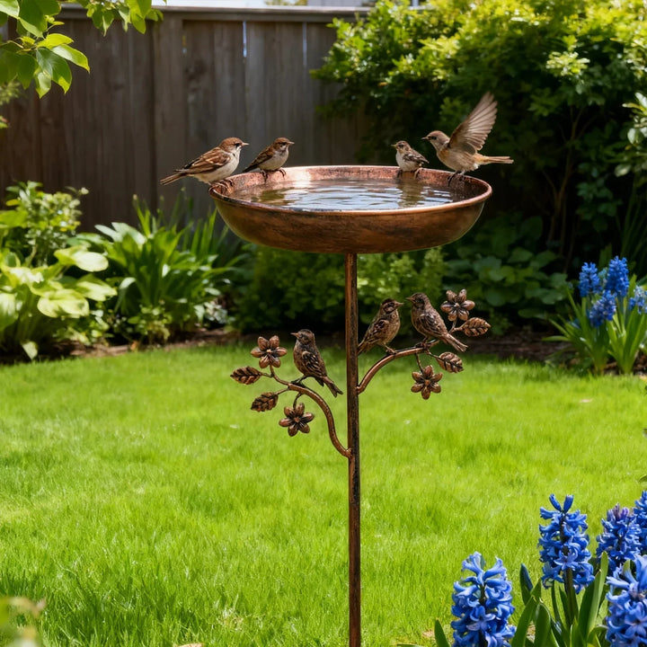 Wetterfeste Garten Vogeltränke in edler Kupfer-Optik mit stabilem Erdspieß, ideal für Wildvögel und Gartendeko.